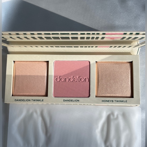 Benefit, Twinkle ‘N Jingle Bush and Highlighter Palette - Picture 5 of 5